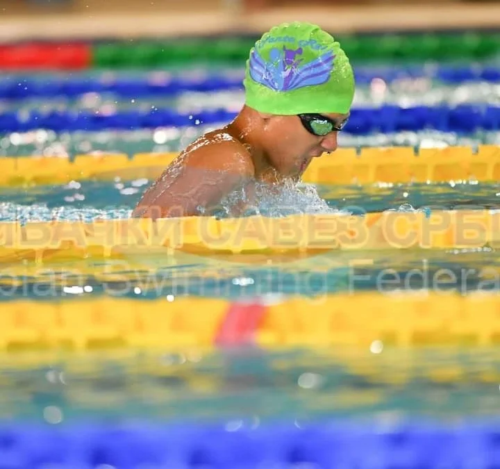 Plivanje i pravilno držanje: kako plivanje poboljšava kičmu i držanje tela