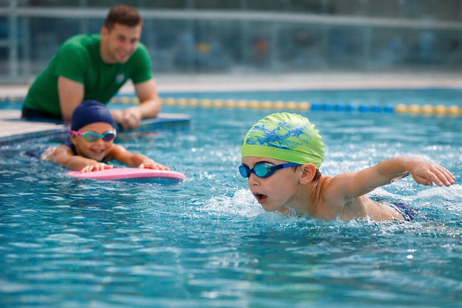 Rano učenje plivanja – prednosti za razvoj deteta